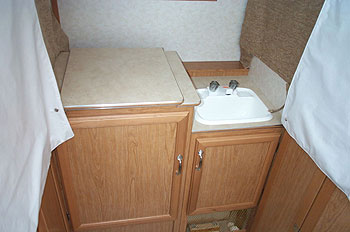 Hilo 2706 sink and closet (top and front openings)