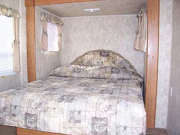 QUEEN BED IN SLIDE-OUT